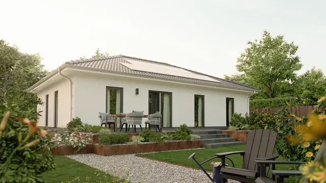 Offener Bungalow 110 mit großzügiger Fensterfront Gartenansicht vom Bungalow 110 mit offener Architektur und moderner Terrasse